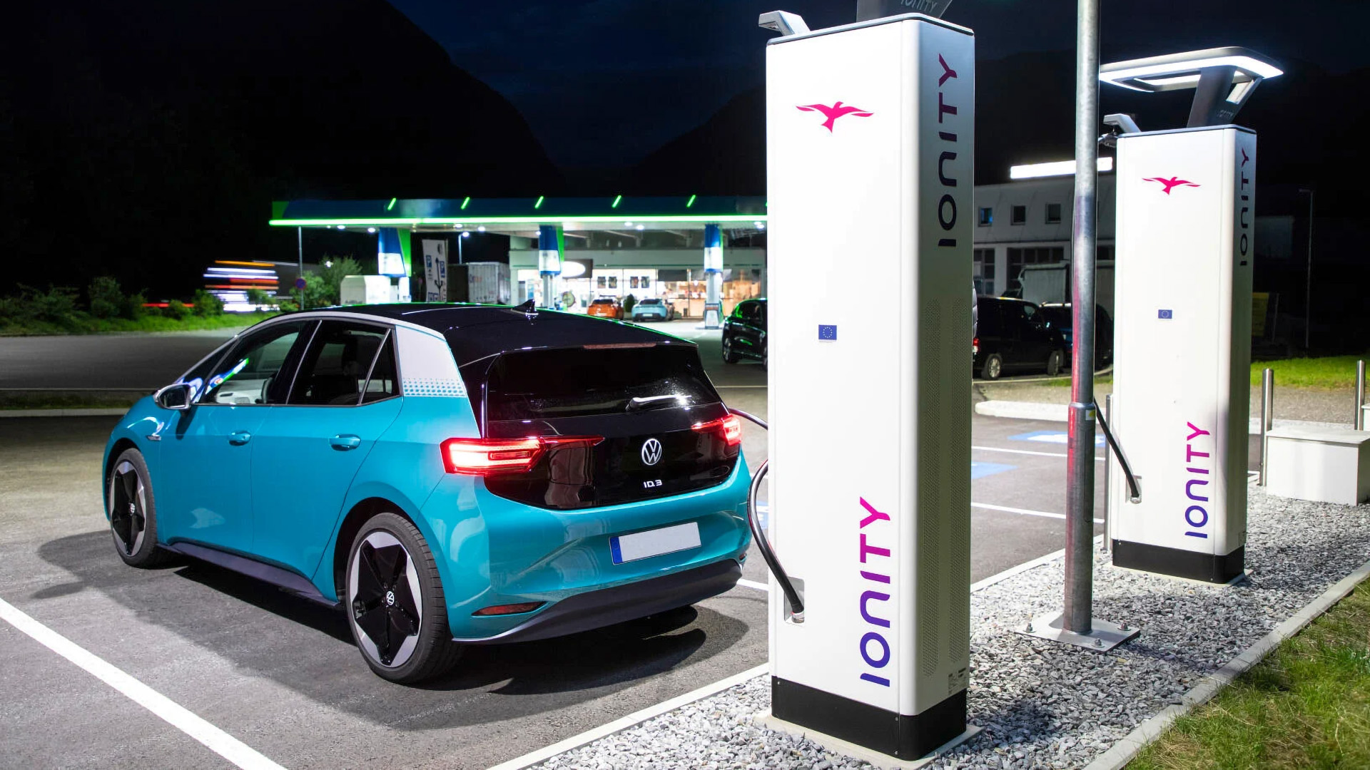 Volkswagen ID.3 laddar vid Iionity-laddare
