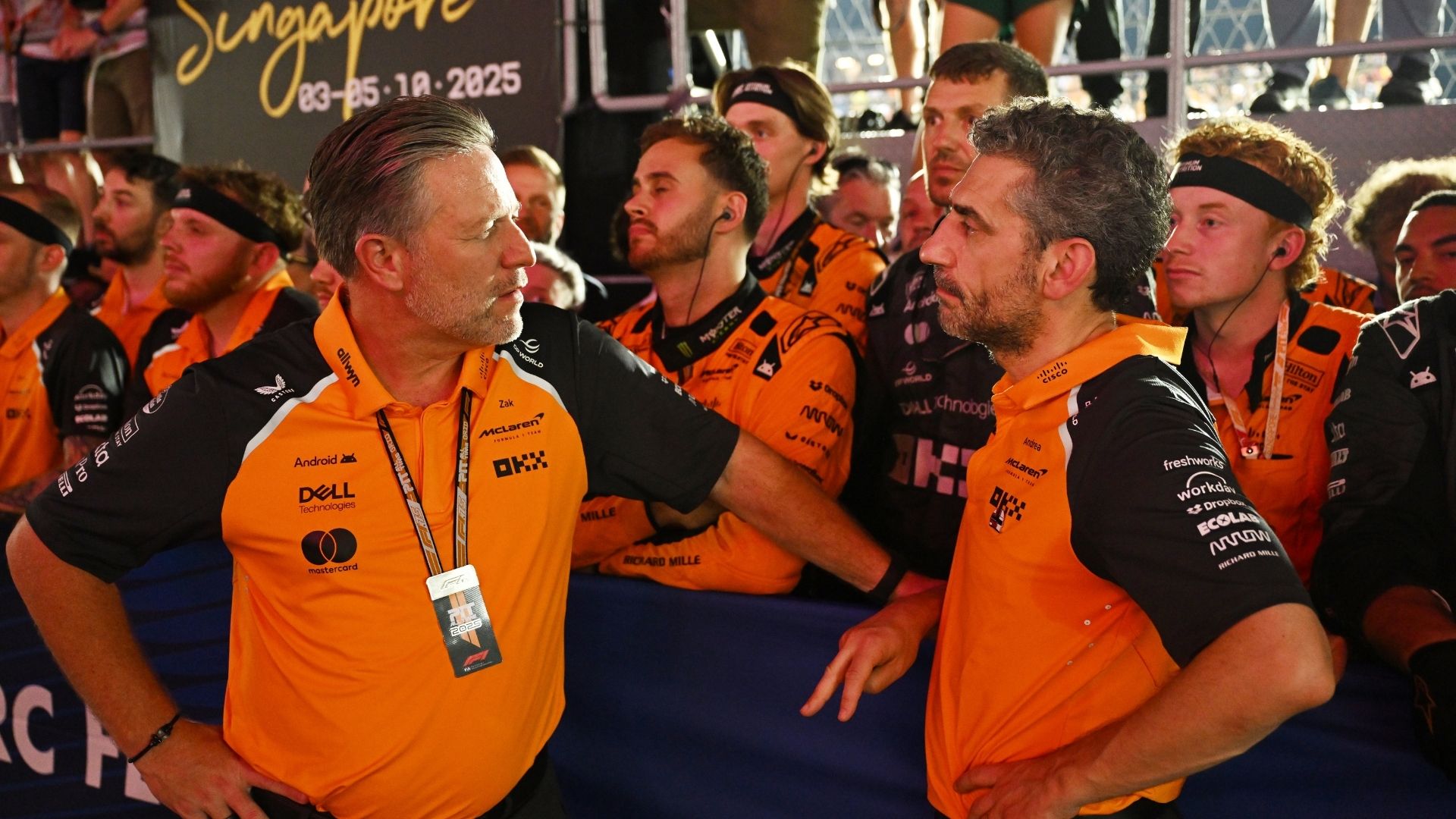 Andrea Stella och Zak Brown i McLaren-teamkläder efter F1-racet i Singapore 2025