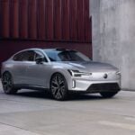Volvo ES90 i urban miljö, elbil med lägre taklinje som utmanar SUV-formatet