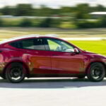 Röd Tesla Model Y på väg