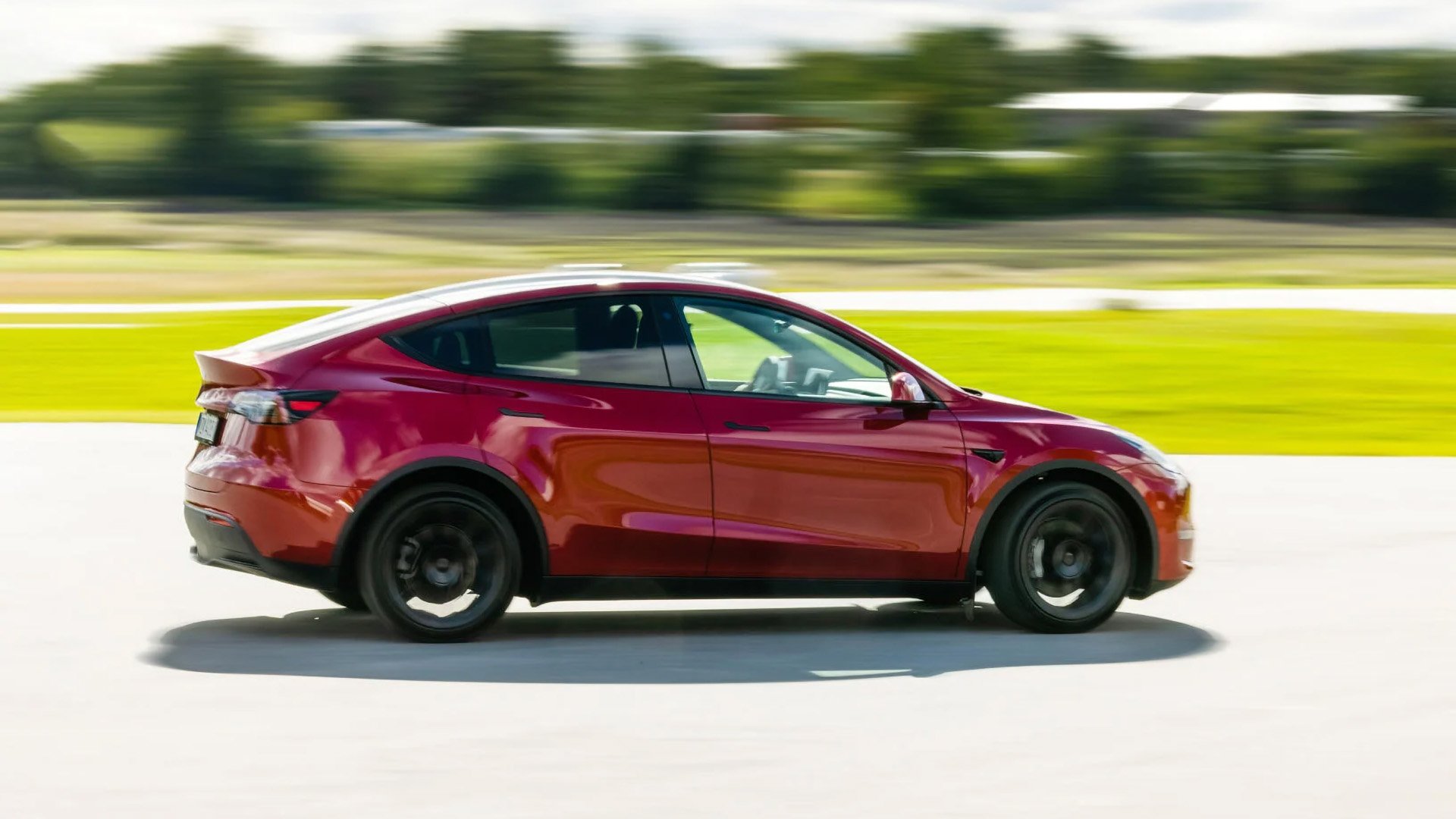 Röd Tesla Model Y på väg