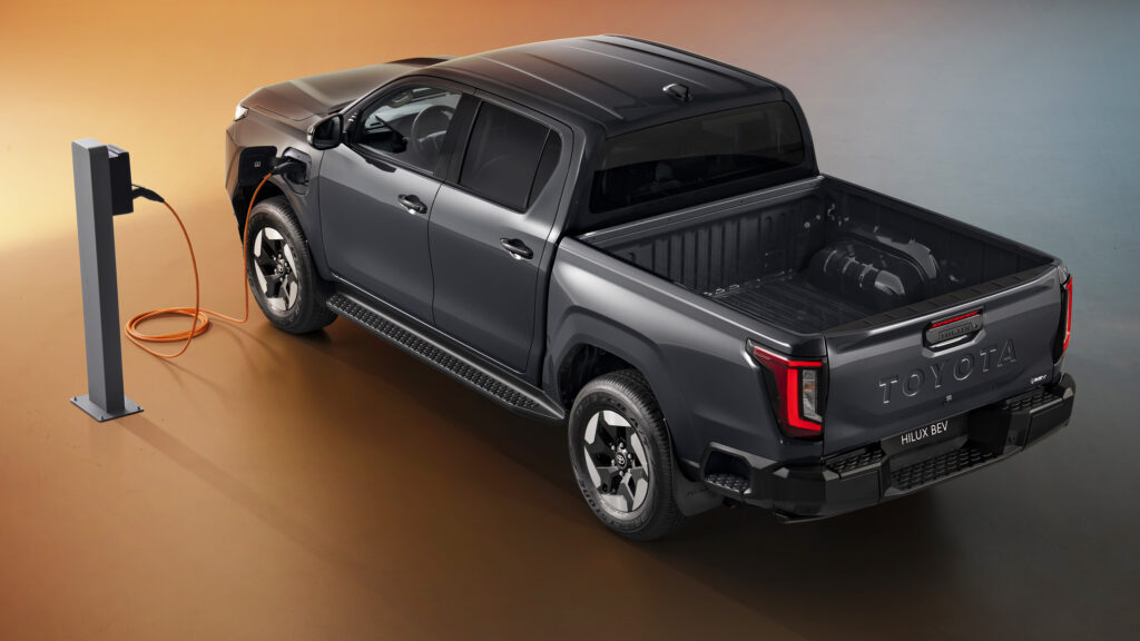 Toyota Hilux BEV 2026 bakifrån
