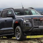 2026 Nissan Navara PRO-4X på en klippa.