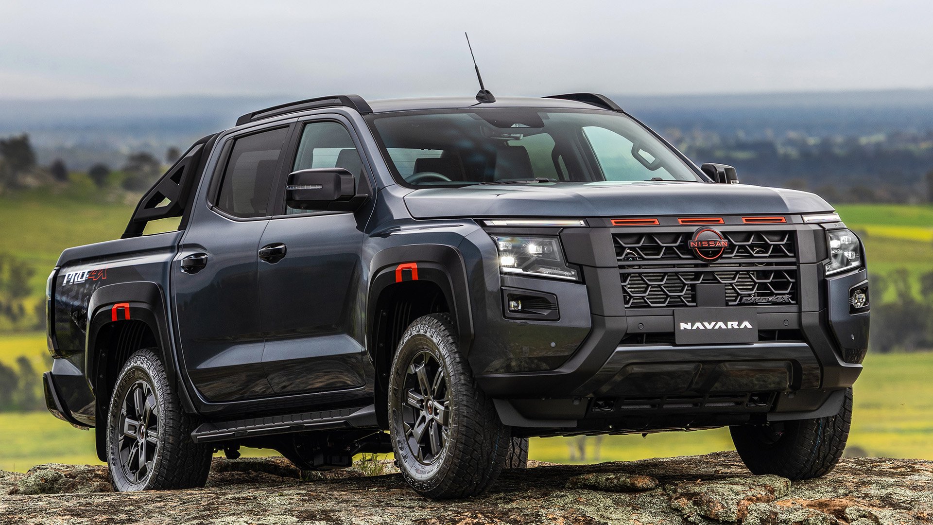 2026 Nissan Navara PRO-4X på en klippa.