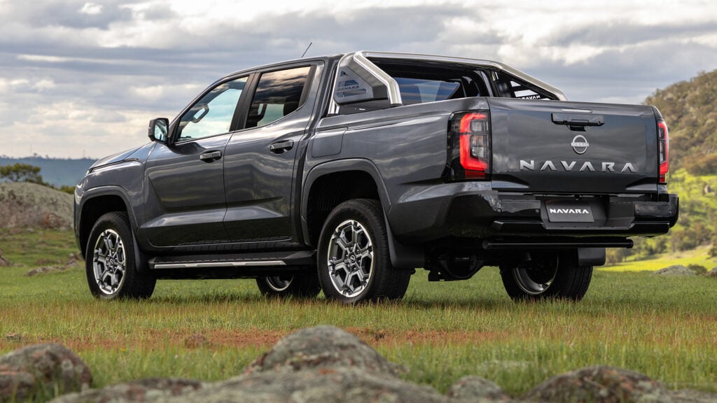 Nissan Navara ST-X (D27) snett bakifrån