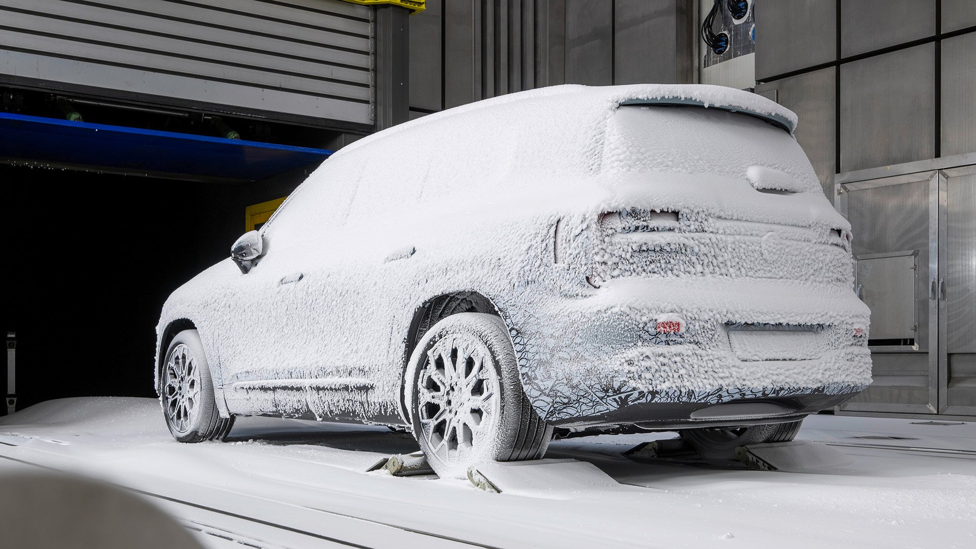 Snötäckt Mercedes GLB