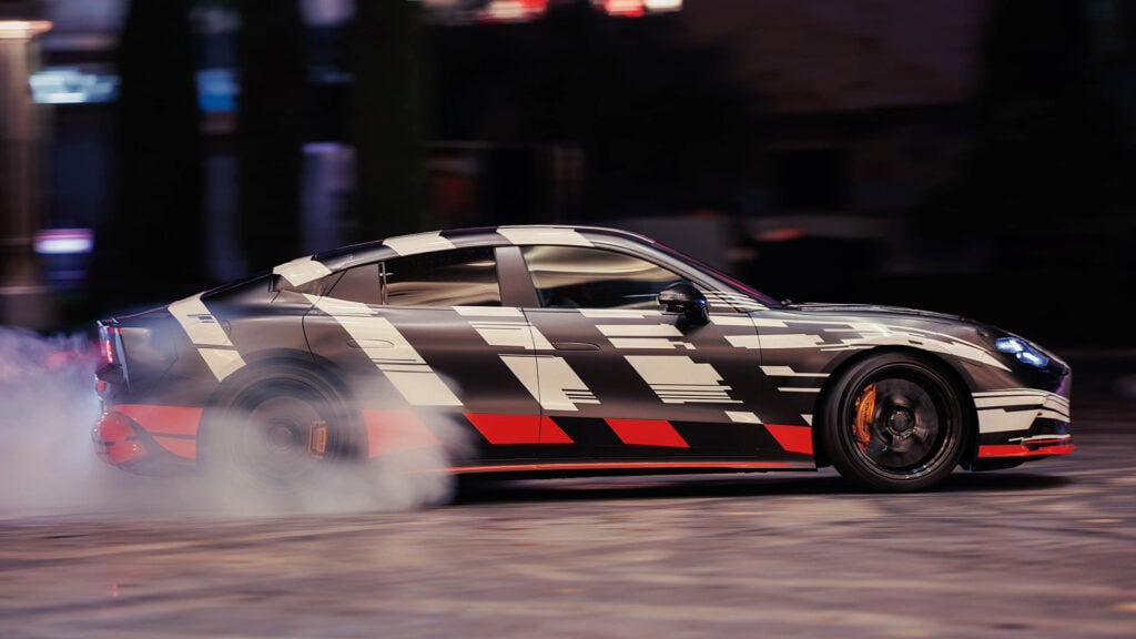 Mercedes-AMG GT 4-Door Coupé i profil med rykande bakdäck.