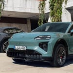 Porsche Cayenne Electric framifrån och bakifrån.