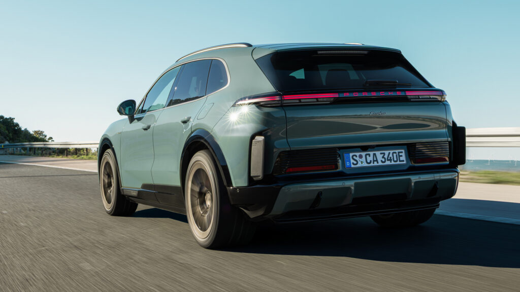 Porsche Cayenne Turbo Electric bakifrån