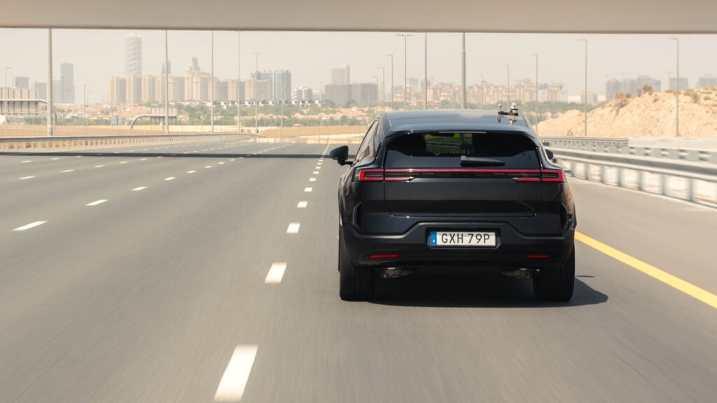 Polestar 3 prototyp på tom motorväg