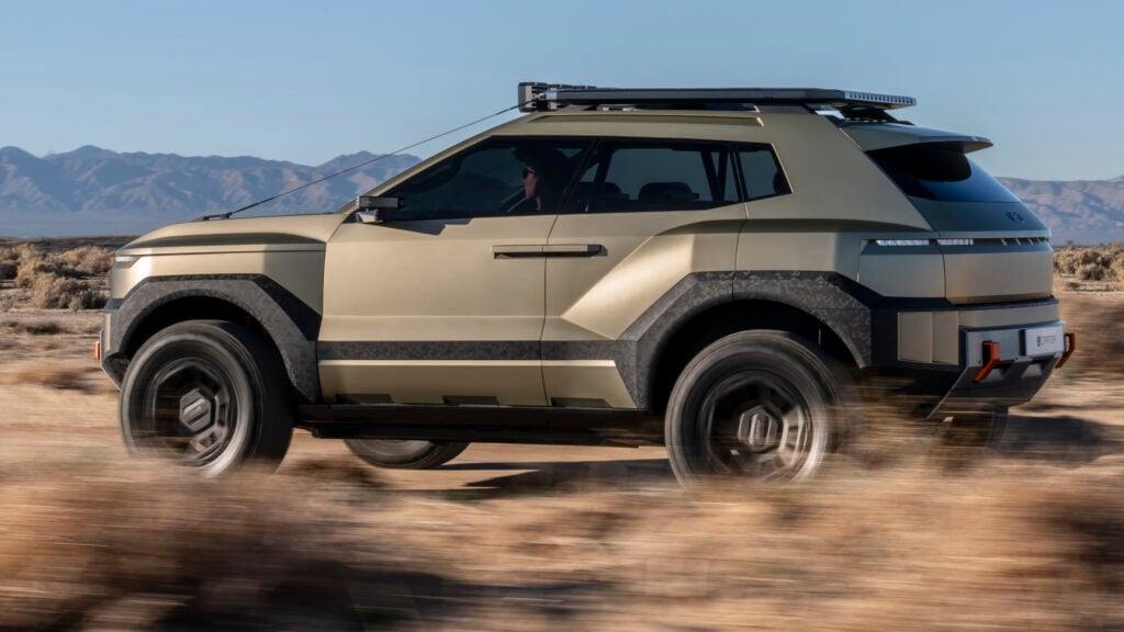 Hyundai Crater Concept snett bakifrån i öken