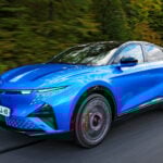 Blå Alpine A390 snett framifrån på landsväg.