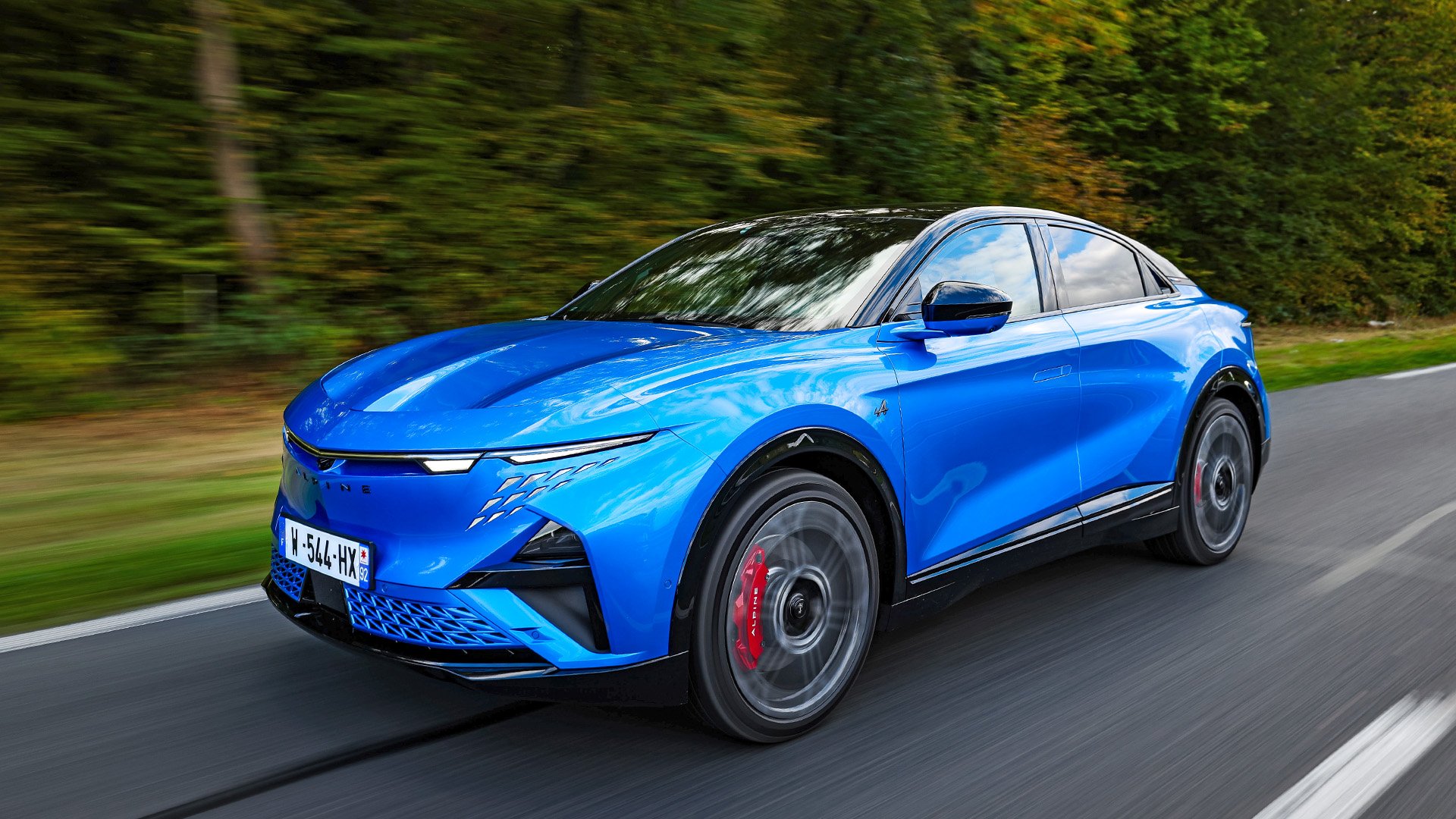 Blå Alpine A390 snett framifrån på landsväg.