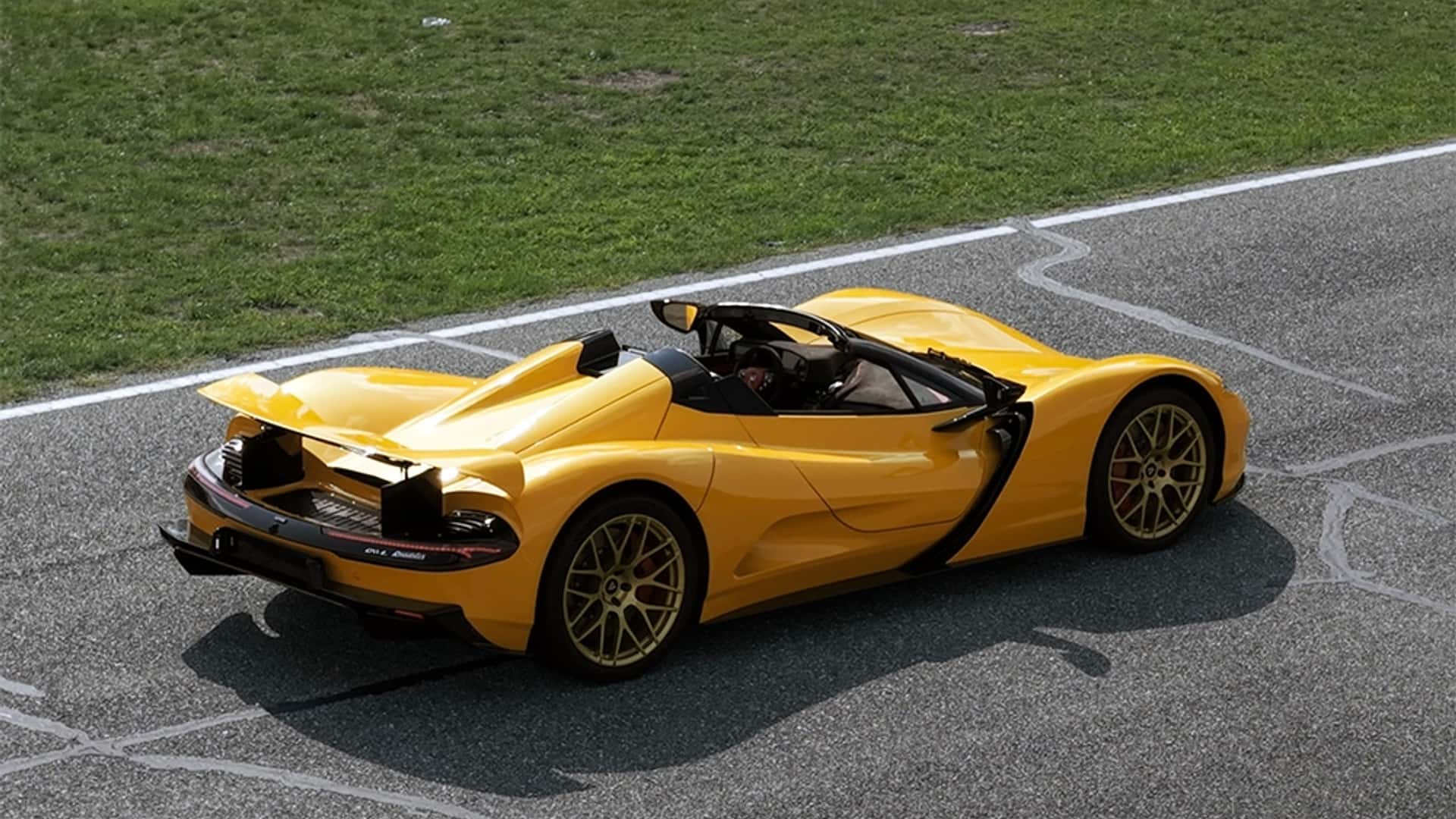 Aspark Owl Roadster fotograferad ovanifrån på racerbana med uppfälld bakvinge