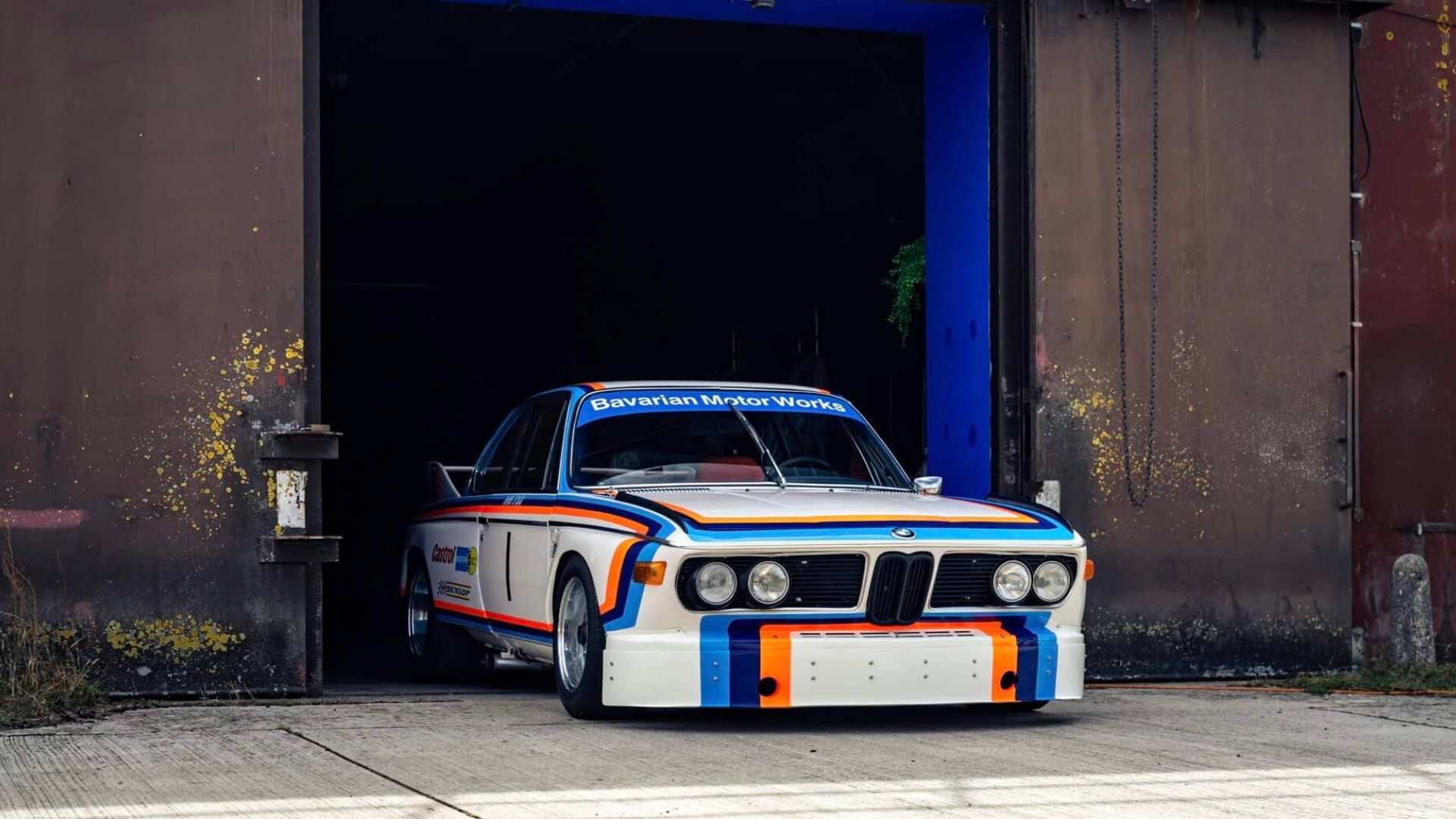 BMW 3.0 CSL E9 R1 i Batmobile-utförande framför industriell byggnad