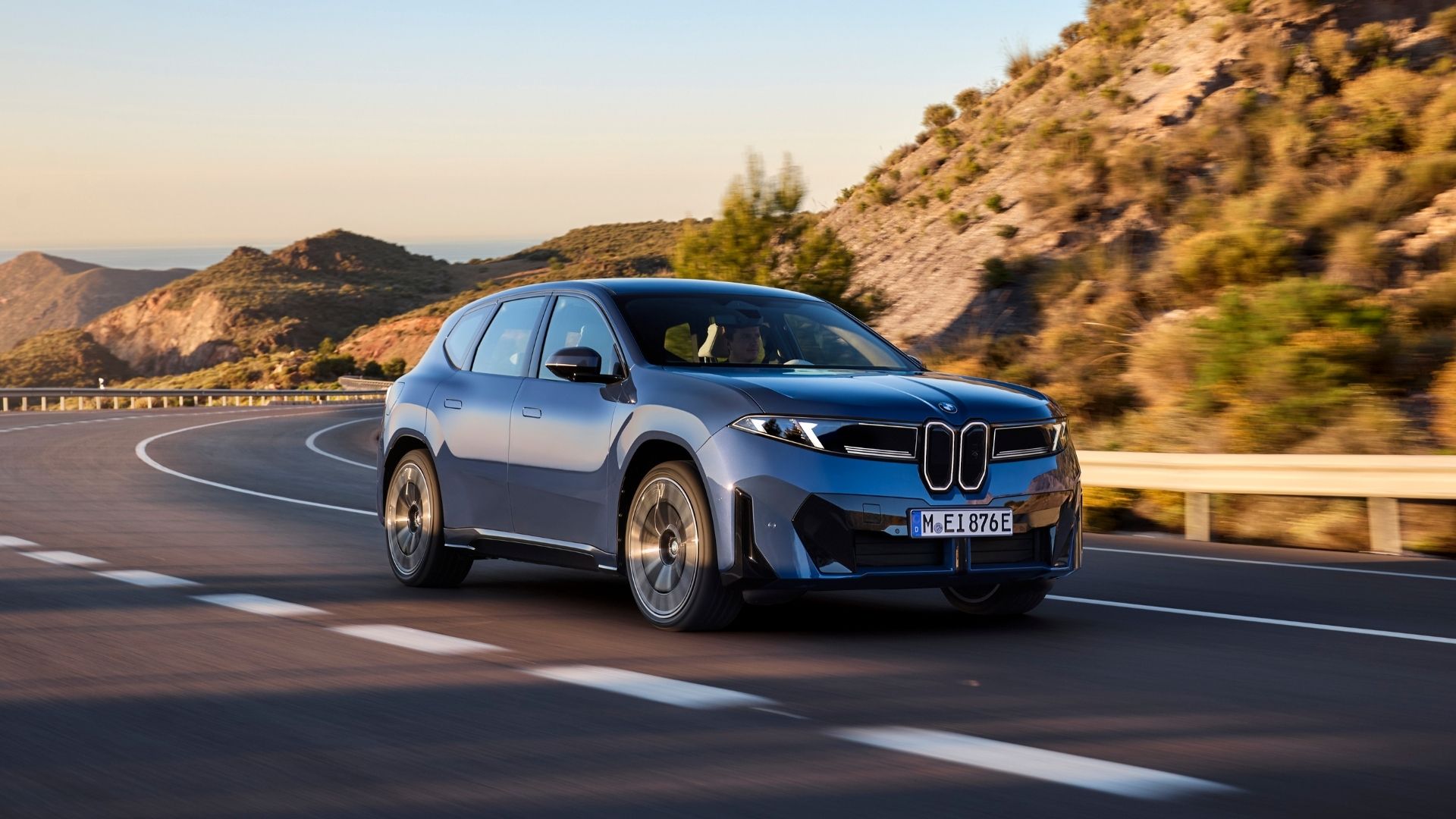 BMW iX3 som utses till Årets Bil 2025 av Top Gear