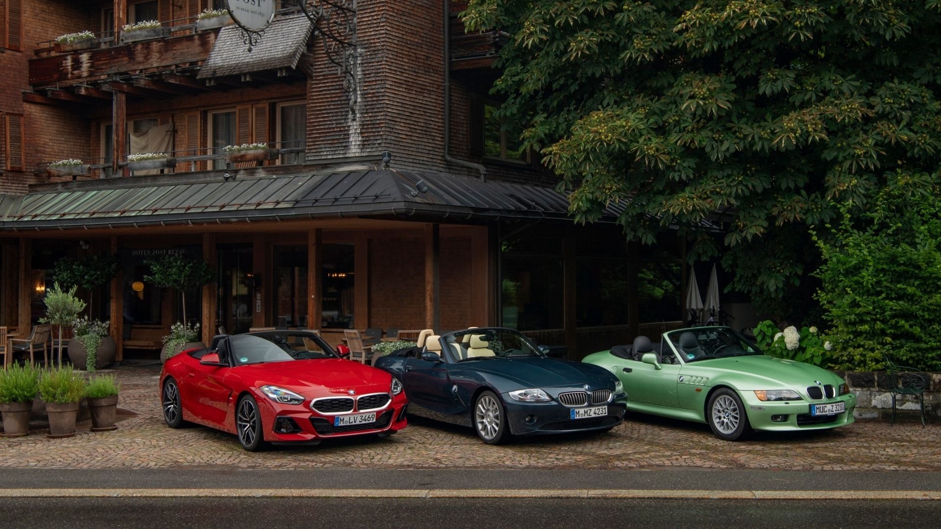 BMW Z3, äldre Z4 och nya Z4 parkerade framför ett hotell