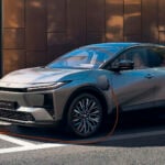 Toyota C-HR+ vid laddstolpe