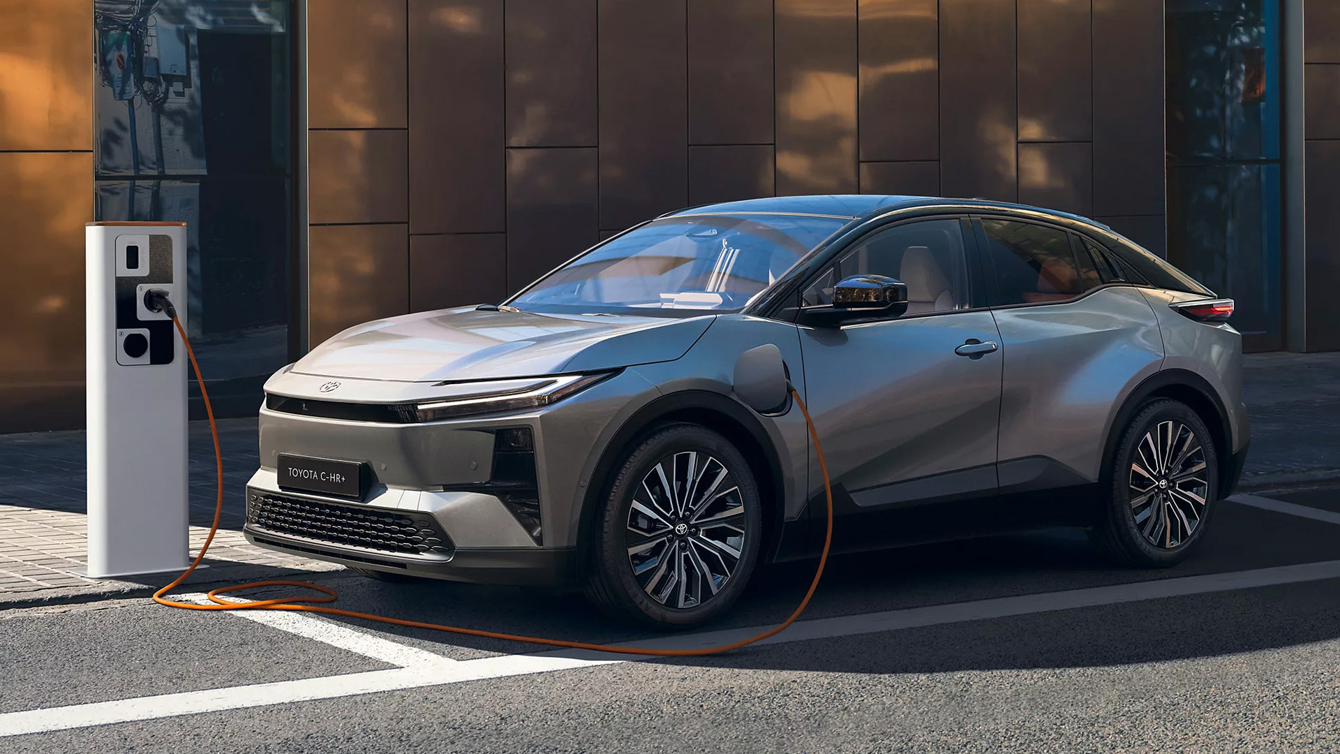 Toyota C-HR+ vid laddstolpe