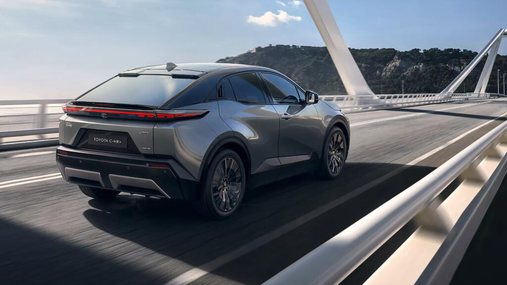 Toyota C-HR+ snett bakifrån