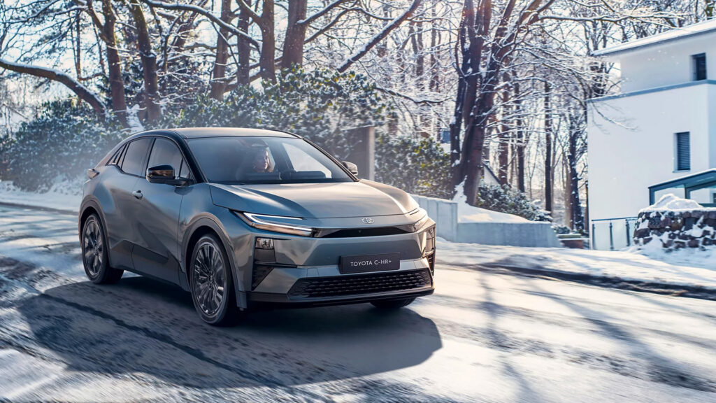 Toyota C-HR+ på vinterväg