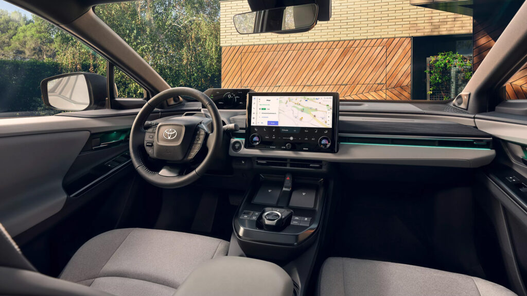 Toyota C-HR+ förarmiöjö.