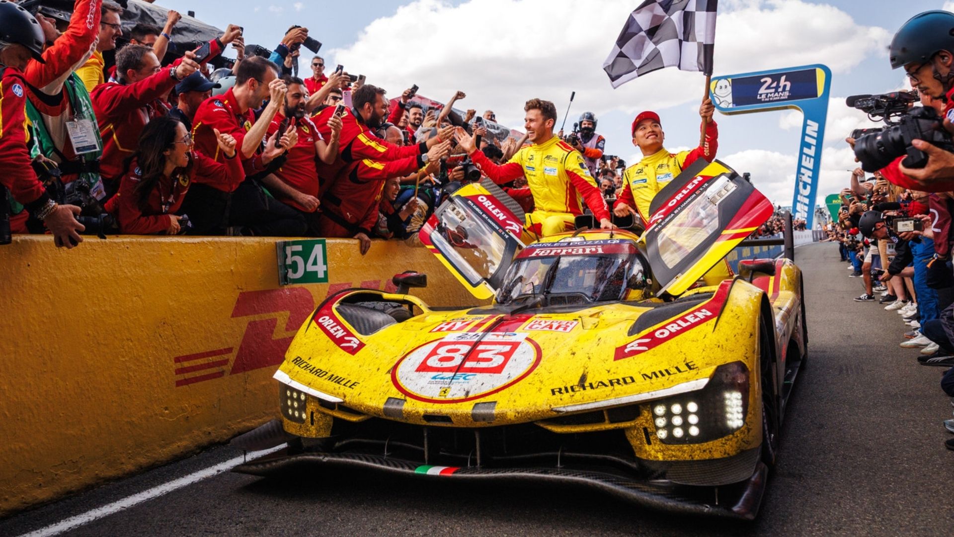 Ferrari 499P firar segern i Le Mans med teamet runt bilen