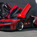 Ferrari F80 i rött med öppna fjärilsdörrar, visad med fokus på V6-hybriddrivlinan