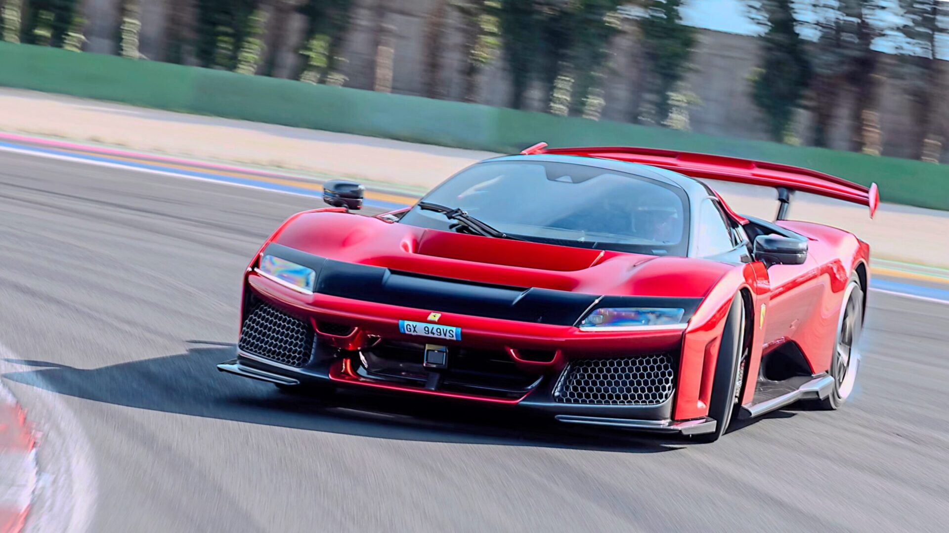 Ferrari F80 sladdar på bana.