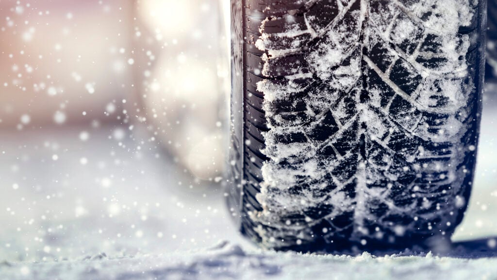 Närbild av vinterdäck på snö