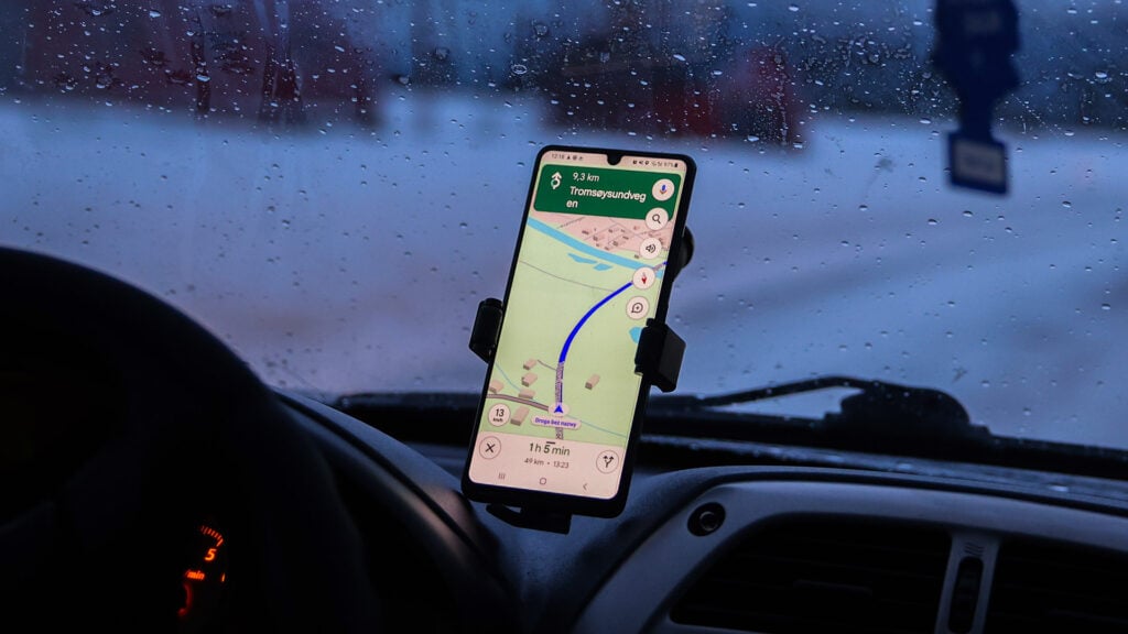 Google maps app i mobiltelefon på instrumentbräda