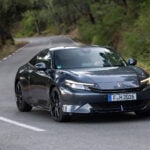 Grå Honda Prelude snett framifrån kör på landsväg.