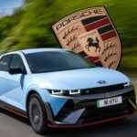 Hyundai Ioniq 5 N på landsväg framför en stor Porsche-logotyp som symboliserar märkets tekniska inspiration