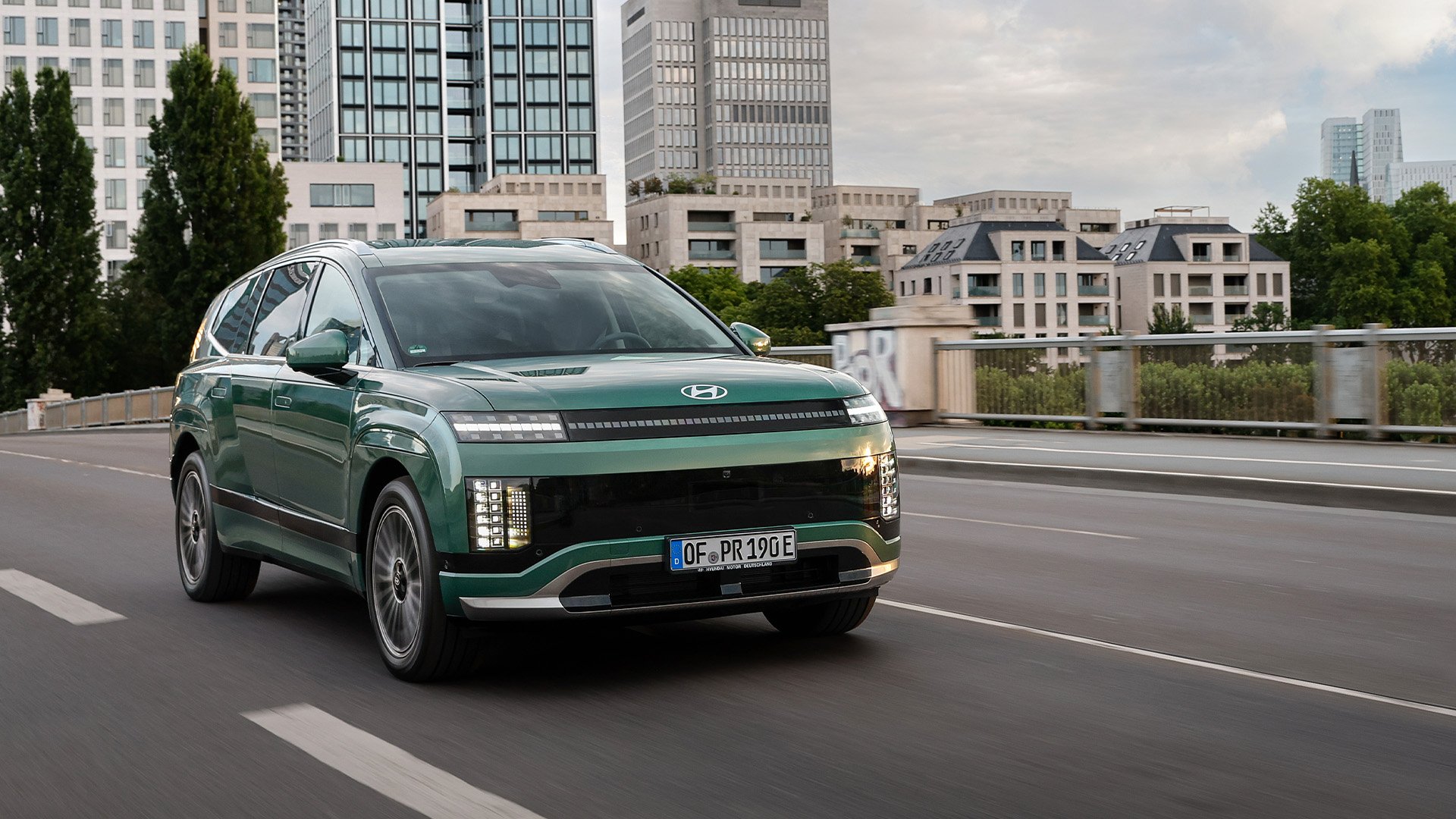 Grön Hyundai Ioniq 9 snett framifrån i stadsmiljö.