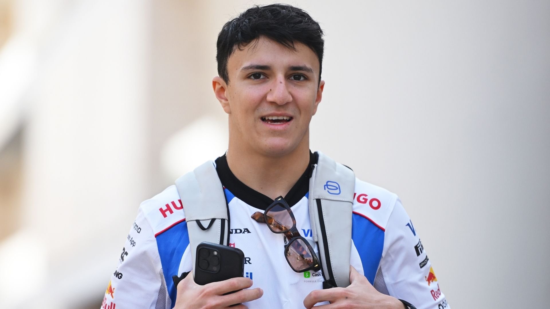 Isack Hadjar går i Qatars paddock under F1-helgen 2025