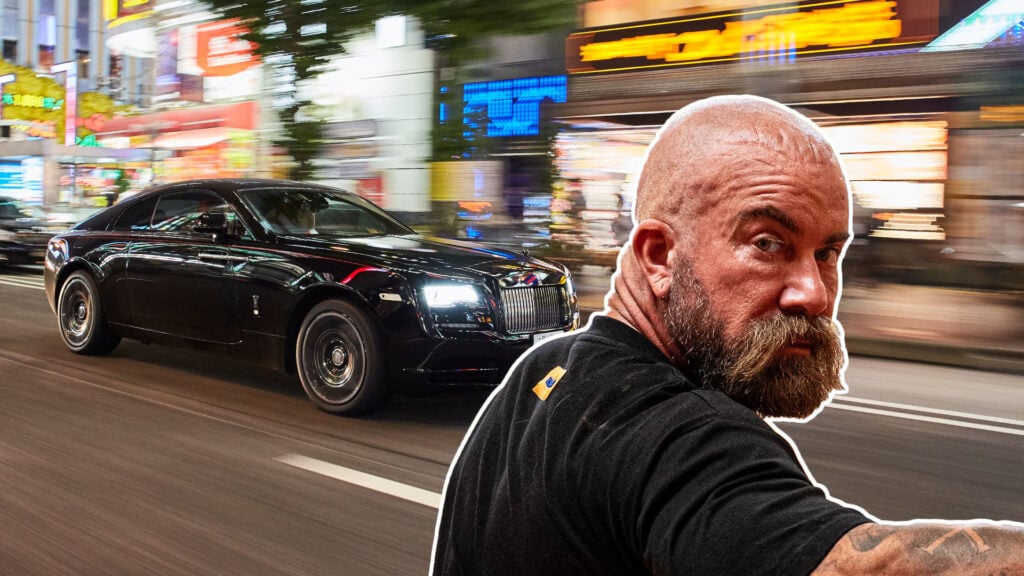 Jan Emanuel inklippt på en bild på en svart Rolls-Royce Wraith i Tokyo.