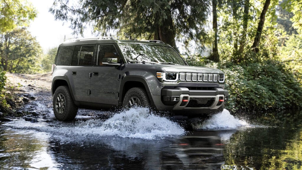 Jeep Recon kör genom vattendrag