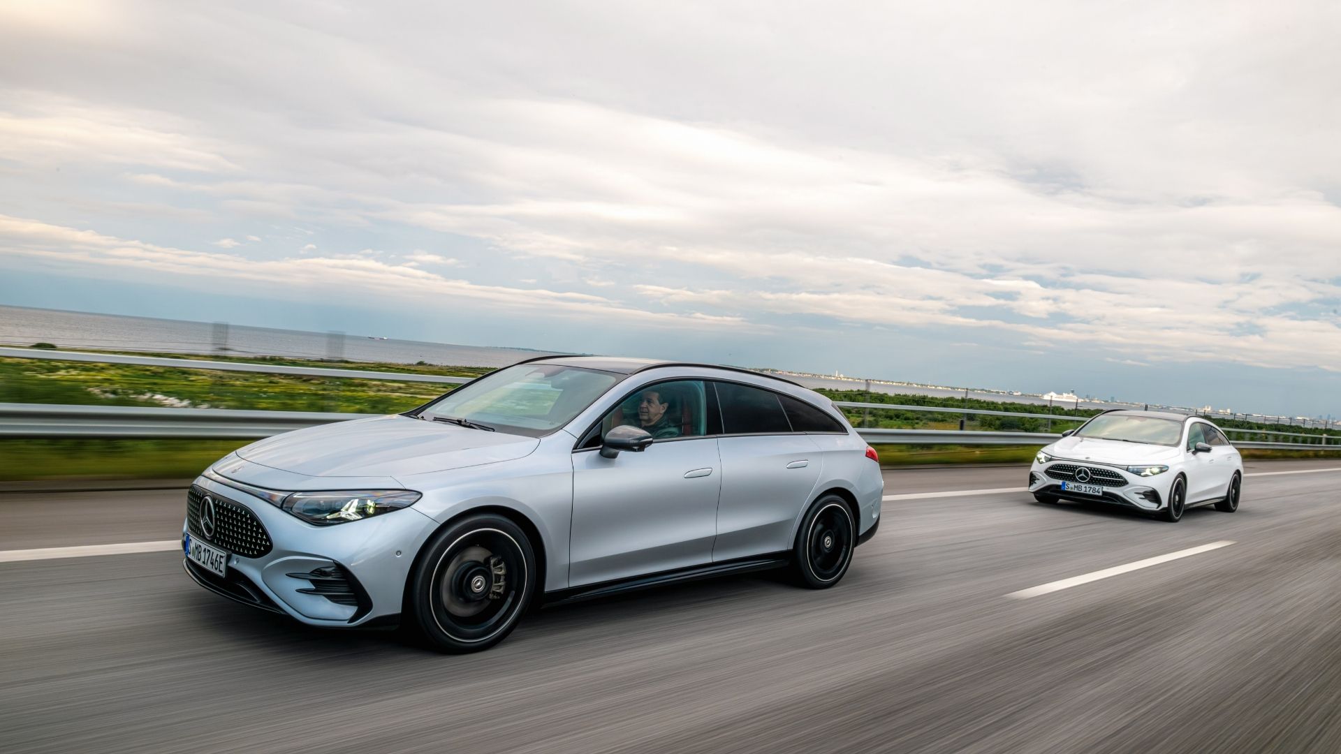 Elbil Mercedes-Benz CLA Shooting Brake körbild på landsväg