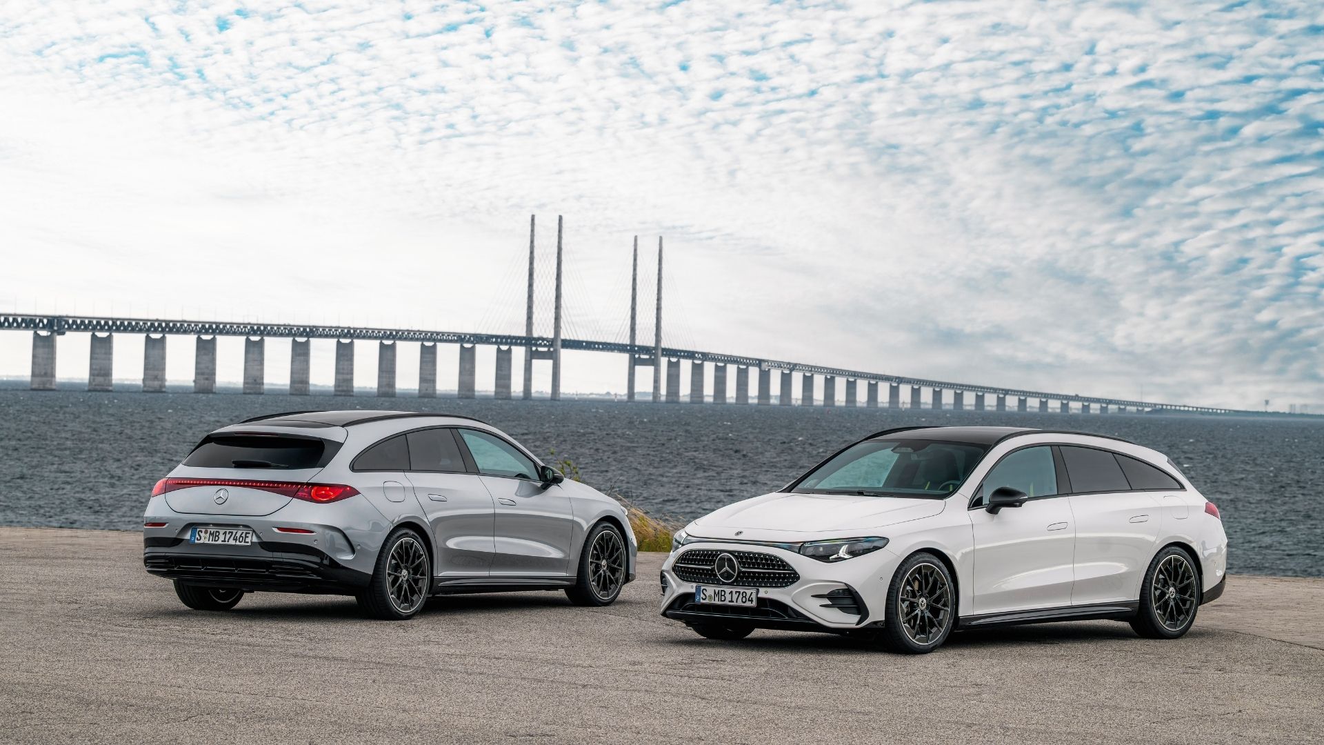 Elbil Mercedes-Benz CLA Shooting Brake parkerad vid kusten med Öresundsbron i bakgrunden