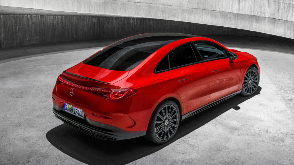 Röd Mercedes-Benz CLA snett bakifrån i grå betongmiljö. 