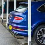 Bentley Bentayga parkerad i carport.