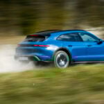 Blå Porsche Taycan Cross Turismo på grusväg