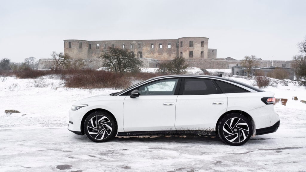 Vit Volkswagen ID.7 i vinterlandskap