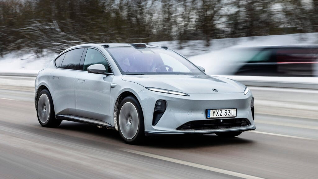 Xpeng G6 på motorväg