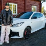 Oliver Solberg utanför sitt hem i Värmland med en Toyota GR Yaris.