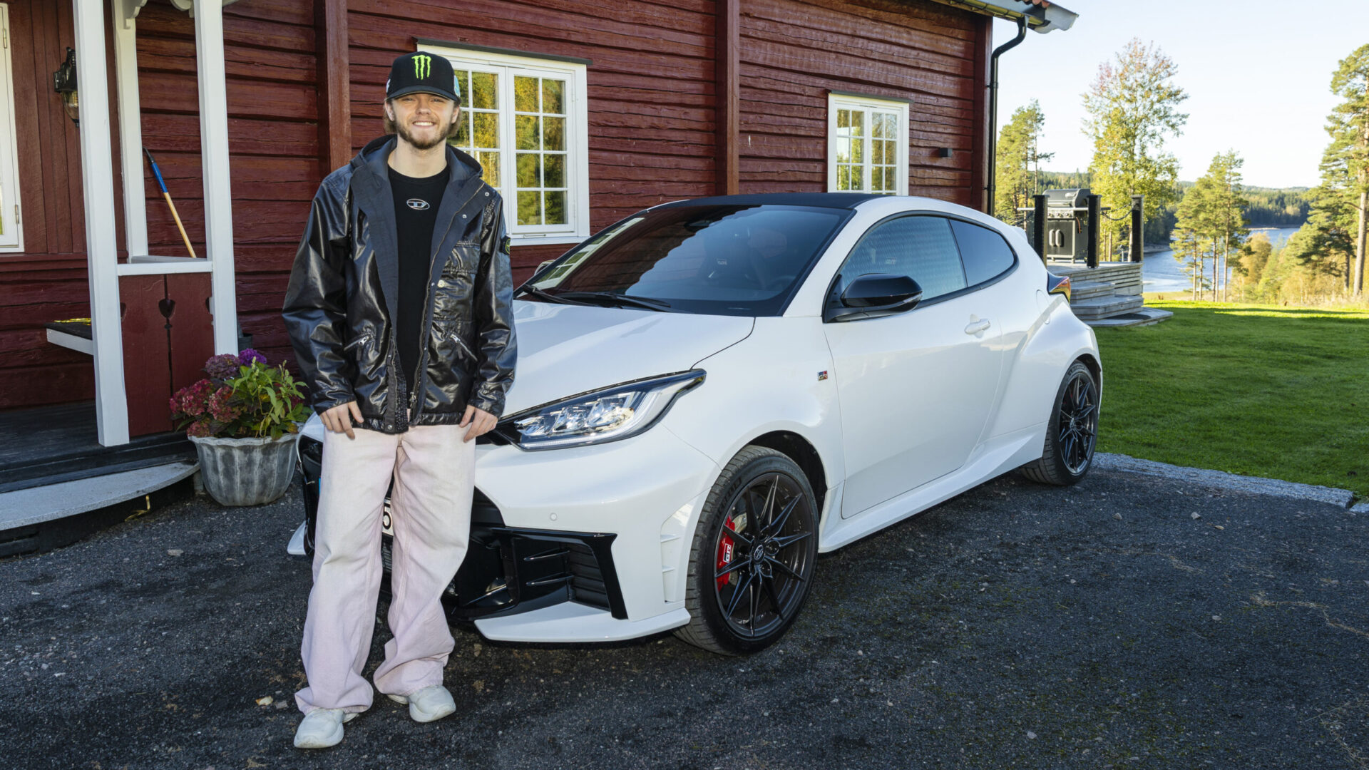 Oliver Solberg utanför sitt hem i Värmland med en Toyota GR Yaris.