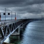 Öresundsbron över Öresund en molnig dag