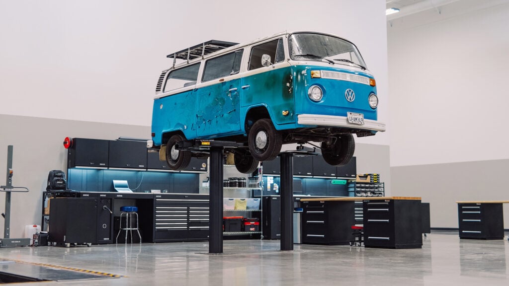 Blåvit Volkswagen T2 -77 på bilverkstad