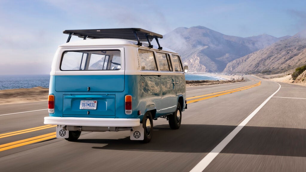 Volkswagen T2 "Azul" 1977 snett bakifrån på landsväg.