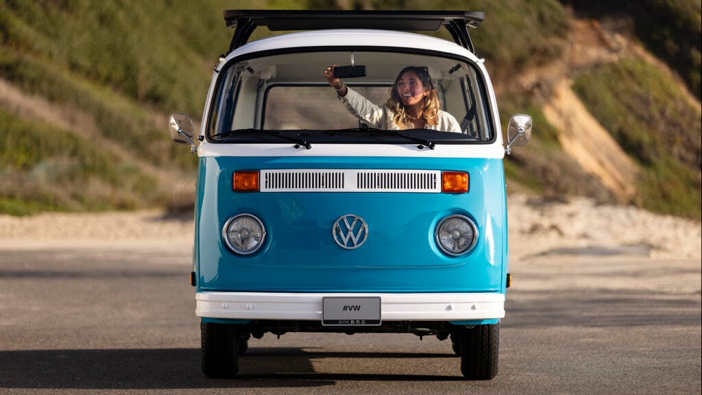 Megan Weinraub sitter i sin Volkswagen T2.